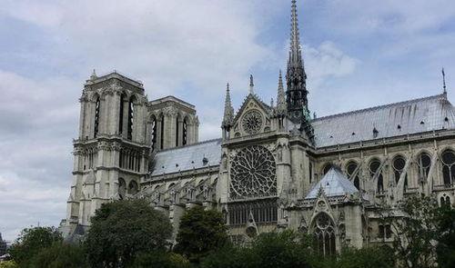 圣母院,石墙中的爱与悲歌