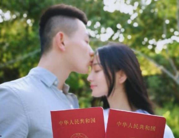 穿成七零教官前妻，被全家团宠,全家宠爱，幸福满溢